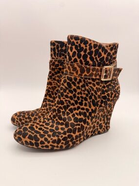 VINCE CAMUTO Leopard Print Wedge Ankle Boots Buckle Zip Women’s Size 7